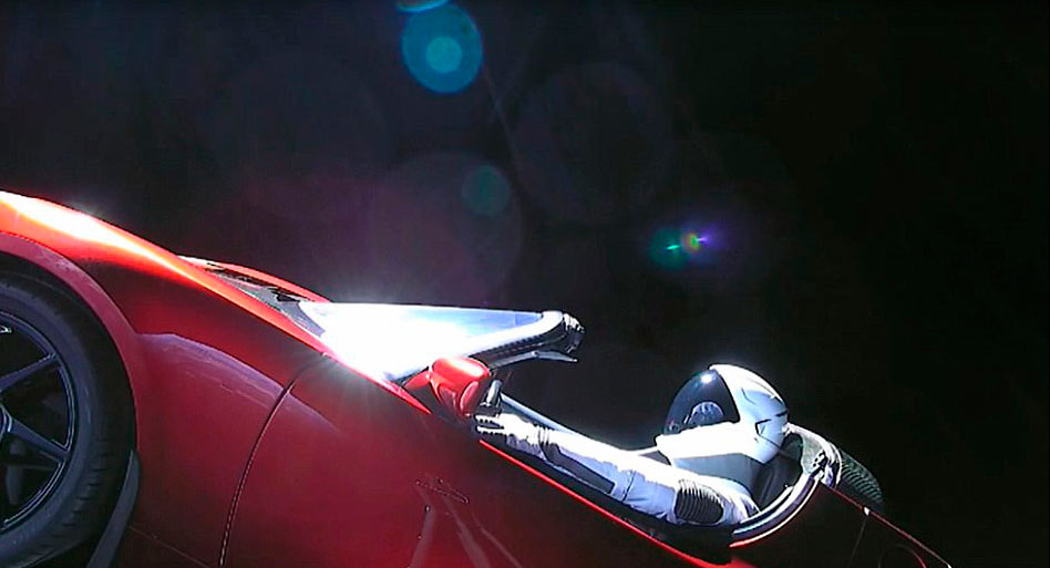 Space X lanza un coche con pasajero al espacio